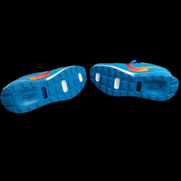 Nike Air Max Pride Day Rainbow Men\'s Size 6.5 NWOT Pride flags still attached main image 4